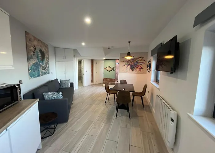 The Captains Wheel And Anchor Apartament